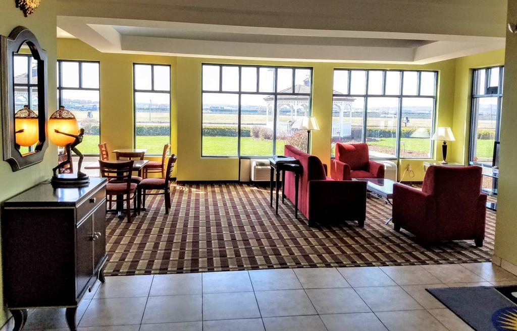 Days Inn By Wyndham Windsor Locks / Bradley Intl Airport Eksteriør billede