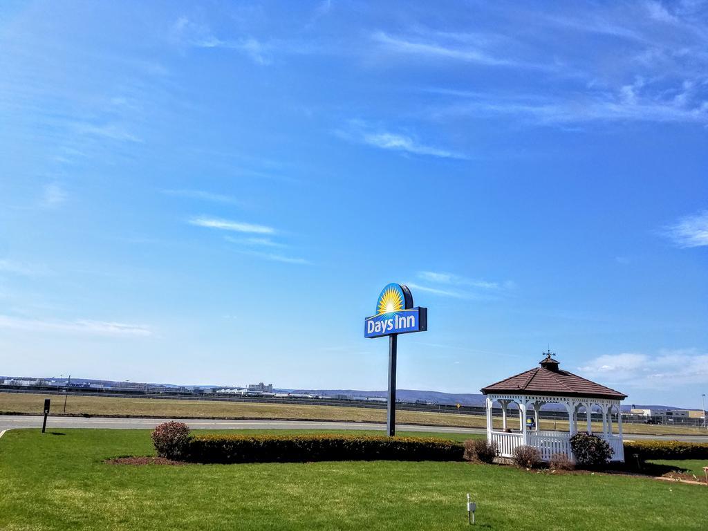 Days Inn By Wyndham Windsor Locks / Bradley Intl Airport Eksteriør billede
