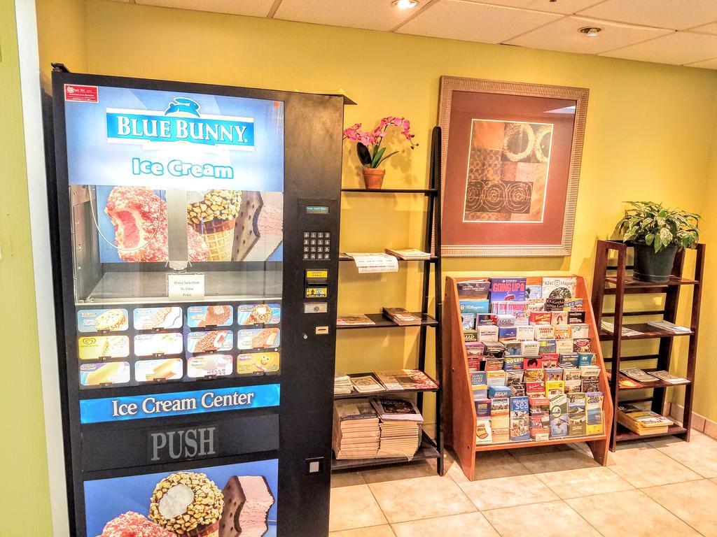 Days Inn By Wyndham Windsor Locks / Bradley Intl Airport Eksteriør billede