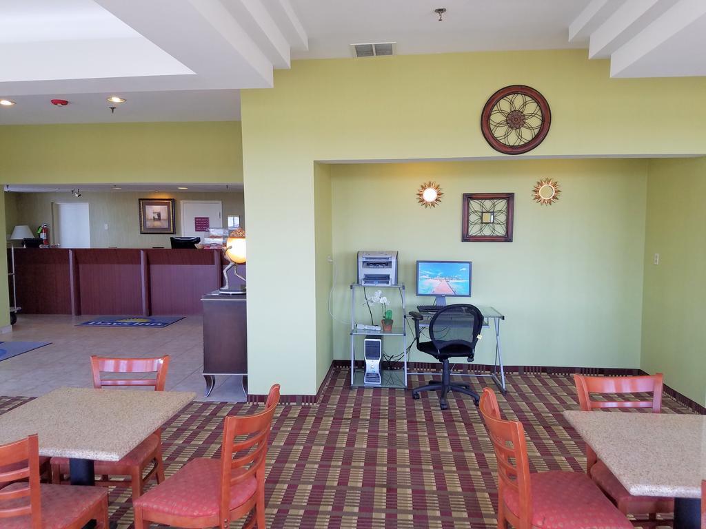 Days Inn By Wyndham Windsor Locks / Bradley Intl Airport Eksteriør billede