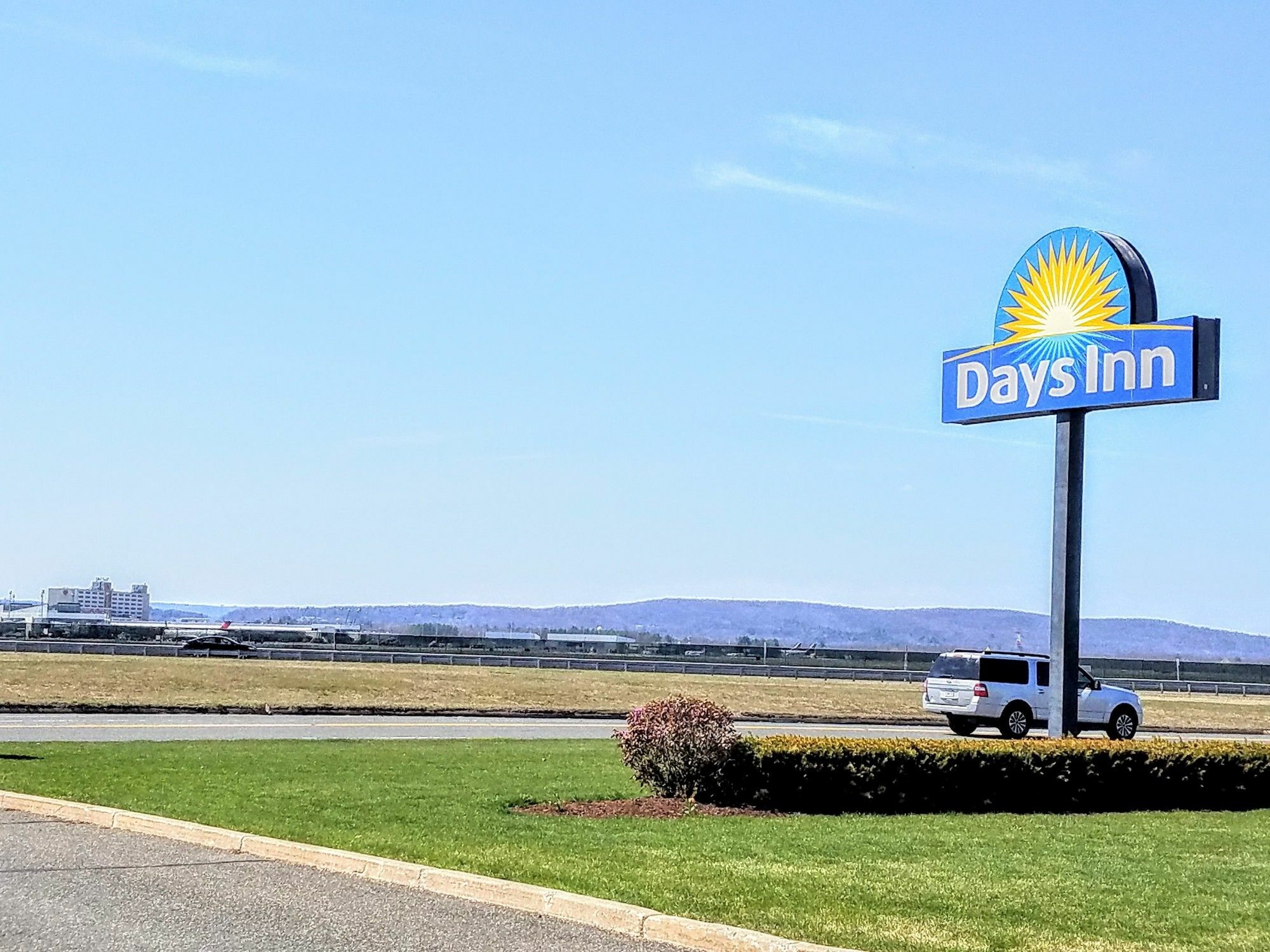 Days Inn By Wyndham Windsor Locks / Bradley Intl Airport Eksteriør billede