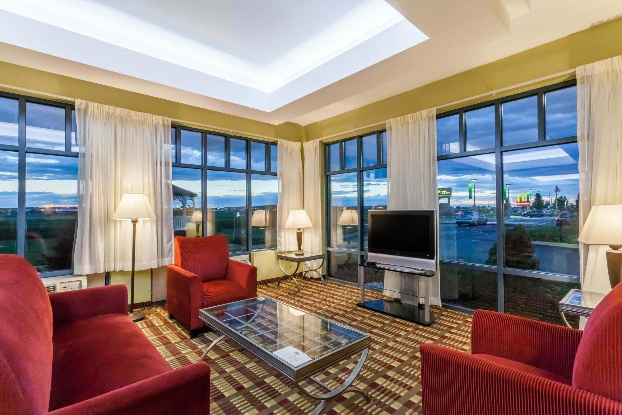 Days Inn By Wyndham Windsor Locks / Bradley Intl Airport Eksteriør billede