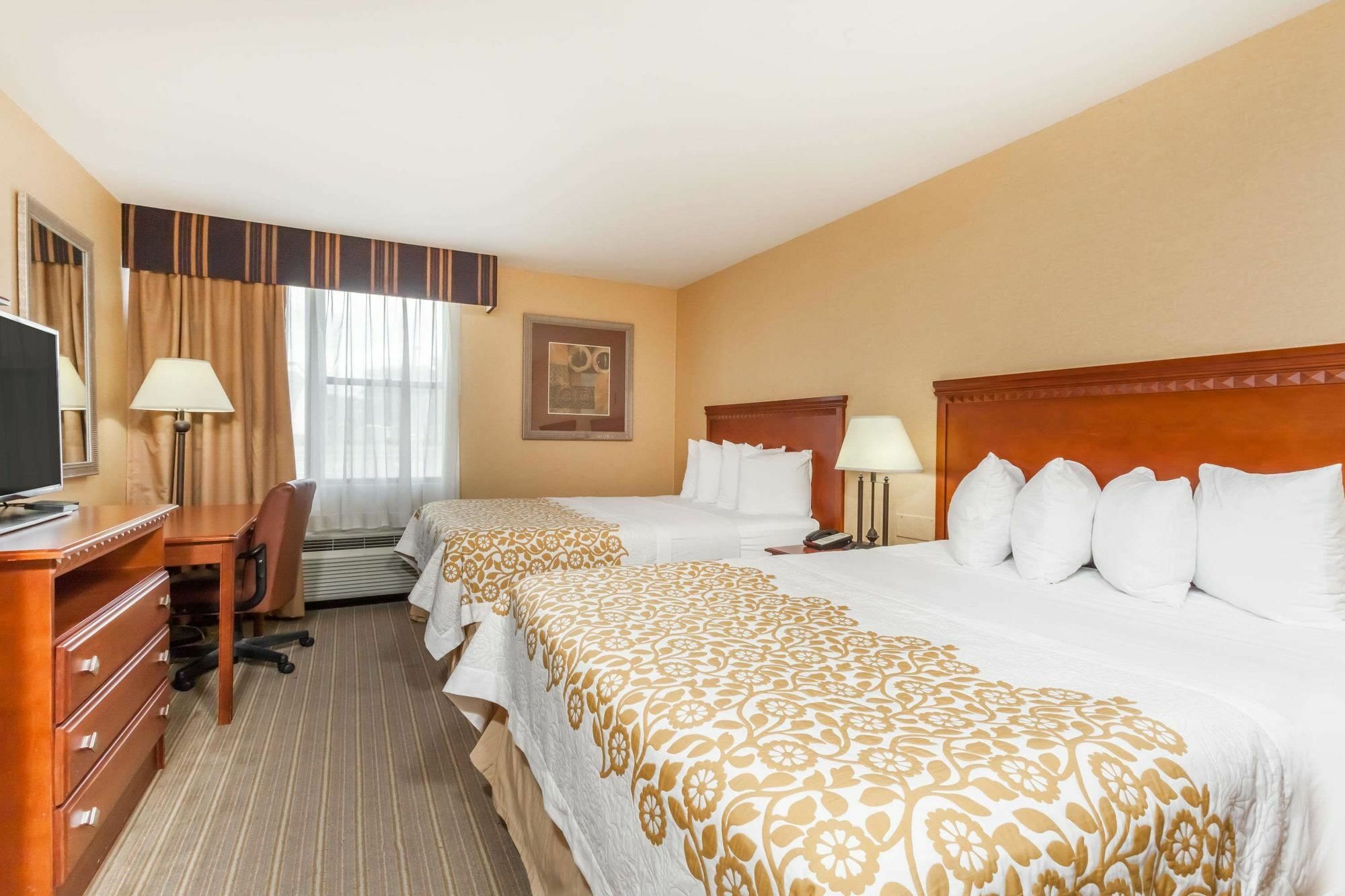 Days Inn By Wyndham Windsor Locks / Bradley Intl Airport Eksteriør billede