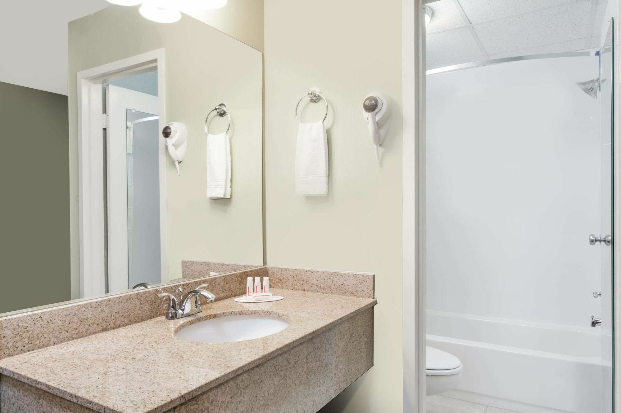 Days Inn By Wyndham Windsor Locks / Bradley Intl Airport Eksteriør billede