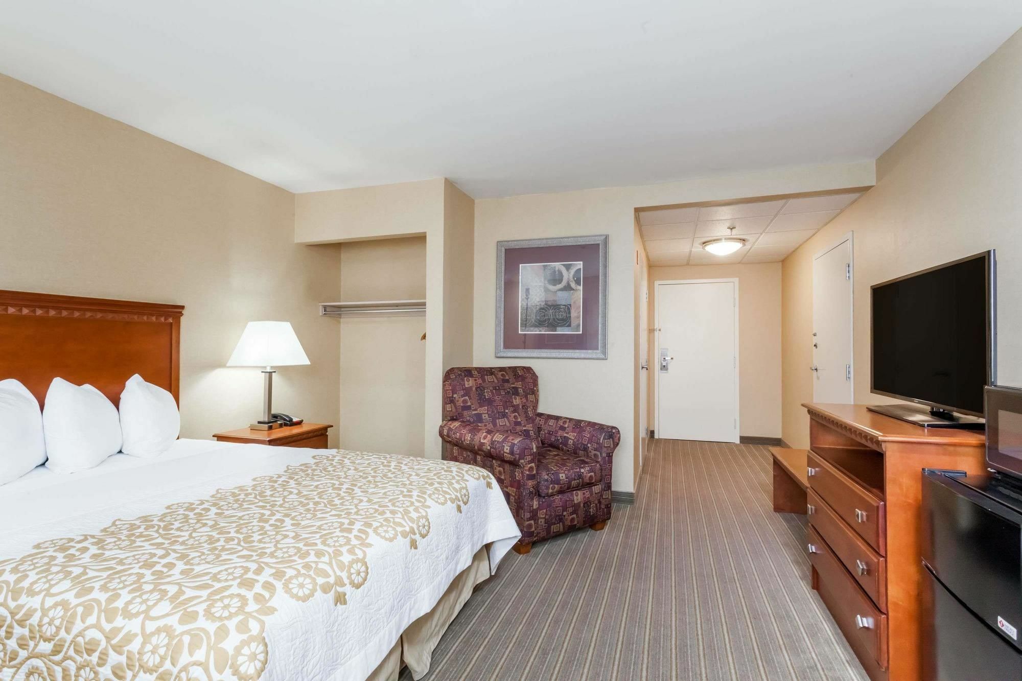 Days Inn By Wyndham Windsor Locks / Bradley Intl Airport Eksteriør billede