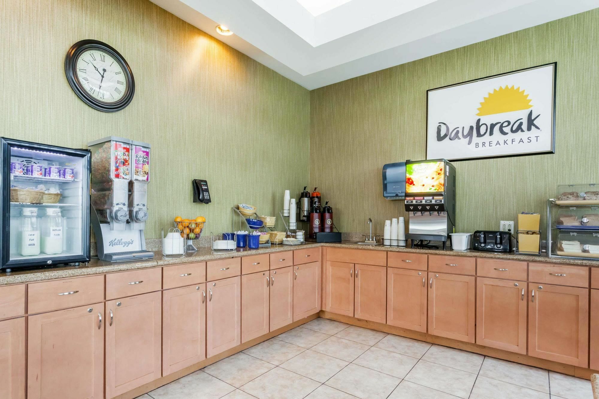 Days Inn By Wyndham Windsor Locks / Bradley Intl Airport Eksteriør billede